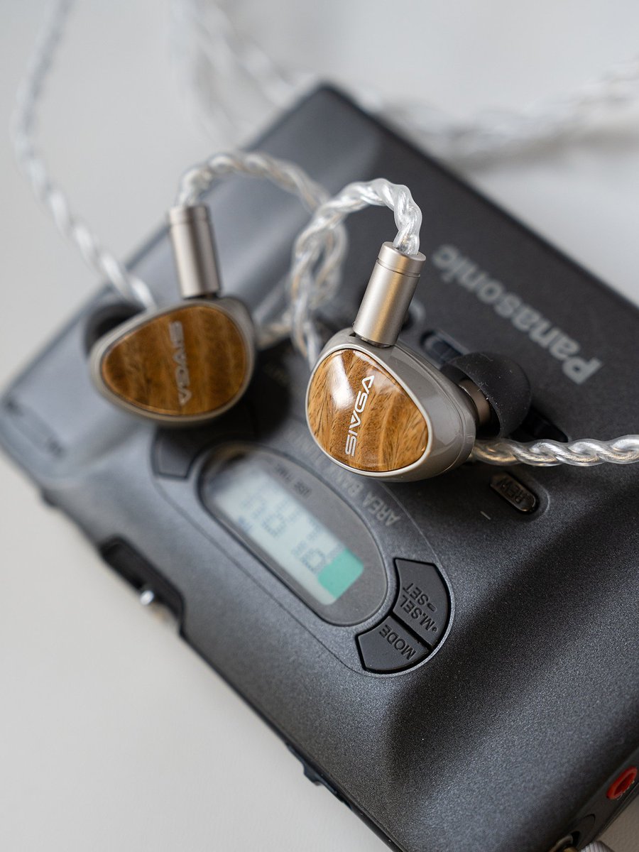 sivgaaudio's tweet photo. 🎶フラットガラス振動板ドライバーが、鮮やかなサウンドを実現。グリーンサンダルウッドのフェースプレートが、唯一無二の木目を映し出します。
✨Que UTGを体験し、音が鮮やかに息づくのを感じてください。

#Sivga #QueUTG #hifi #イヤホン https://t.co/VnFxCAMbZU