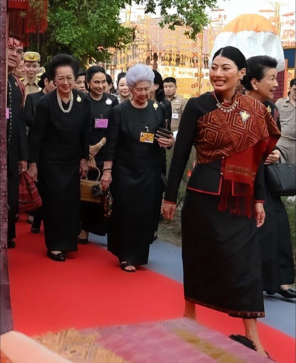อดีต “นางสนองพระโอษฐ์” ใน “สมเด็จพระพันปีหลวง”
ท่านผู้หญิง จรุงจิตต์ ทีขะระ
ท่านผู้หญิง ฉัตรแก้ว นันทาภิวัฒน์
ท่านผู้หญิง ภรณี มหานนท์
ณ จังหวัดกาฬสินธุ์ 13 มีนาคม 2569
Cr . Thai Classic 
#สมเด็จพระพันปีหลวง #พระพันปีหลวง 
 #เจ้าฟ้าสิริวัณณวรี #ท่านหญิง