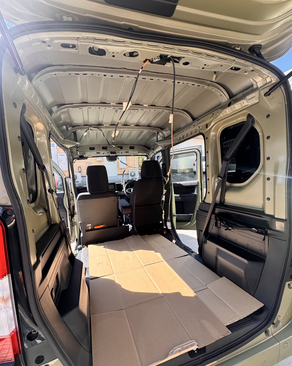 m00ntan's tweet photo. 今日の作業🛠️
天井の断熱とデッドニング
ドラレコ・ETC・オーディオ類の取付
RECAROシートへ交換

…今日終わるのかな…

#N_VAN https://t.co/GNTdBwBUM8