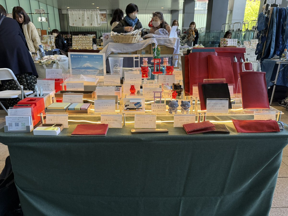 koedo_workshop's tweet photo. 東京スクエアガーデンにて開催の青空個展アート&amp;クラフト市に出店しています。
〜17:00の開催です。

本日より、付箋トレー、ペントレー、招き猫に新色、ライトブラウンを追加しました！
ぜひお手に取ってご覧ください！

#小江戸工房 
#青空個展 
#東京スクエアガーデン 
#ハンドメイド https://t.co/K6oDaBNrEK