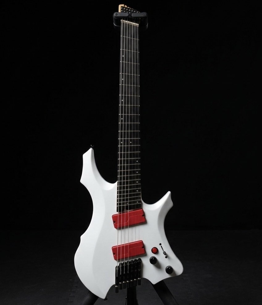 hirozoid's tweet image. 人はなぜ身体がひとつしかないのにお気に入りの7弦ギターの色違いをGETするためにコソ散財してしまうの？
(翻訳 : またギター買いました！んんー最高だぜ！)
#Acepro #Fishman #Cirrus #guitar