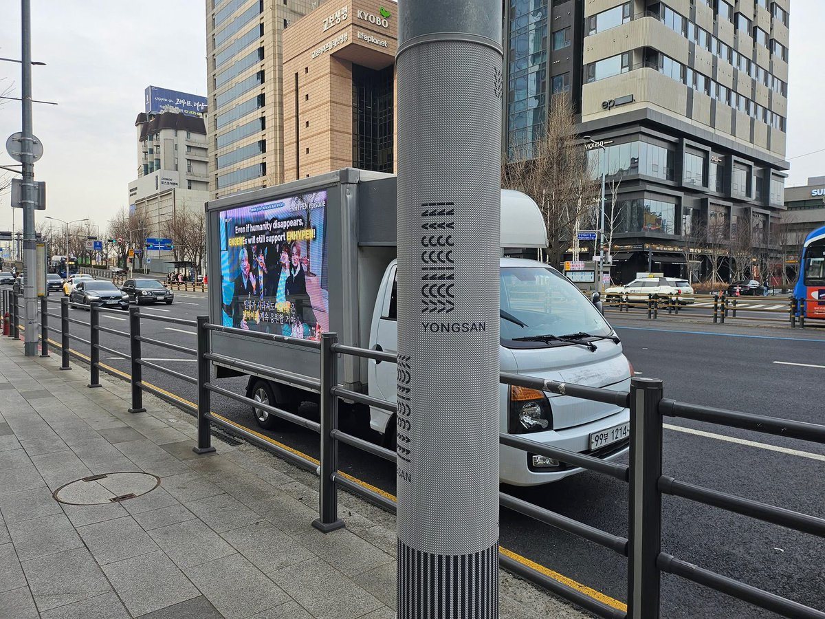 a protest truck from mongolian engenes is also in front of the hybe building now 🤍