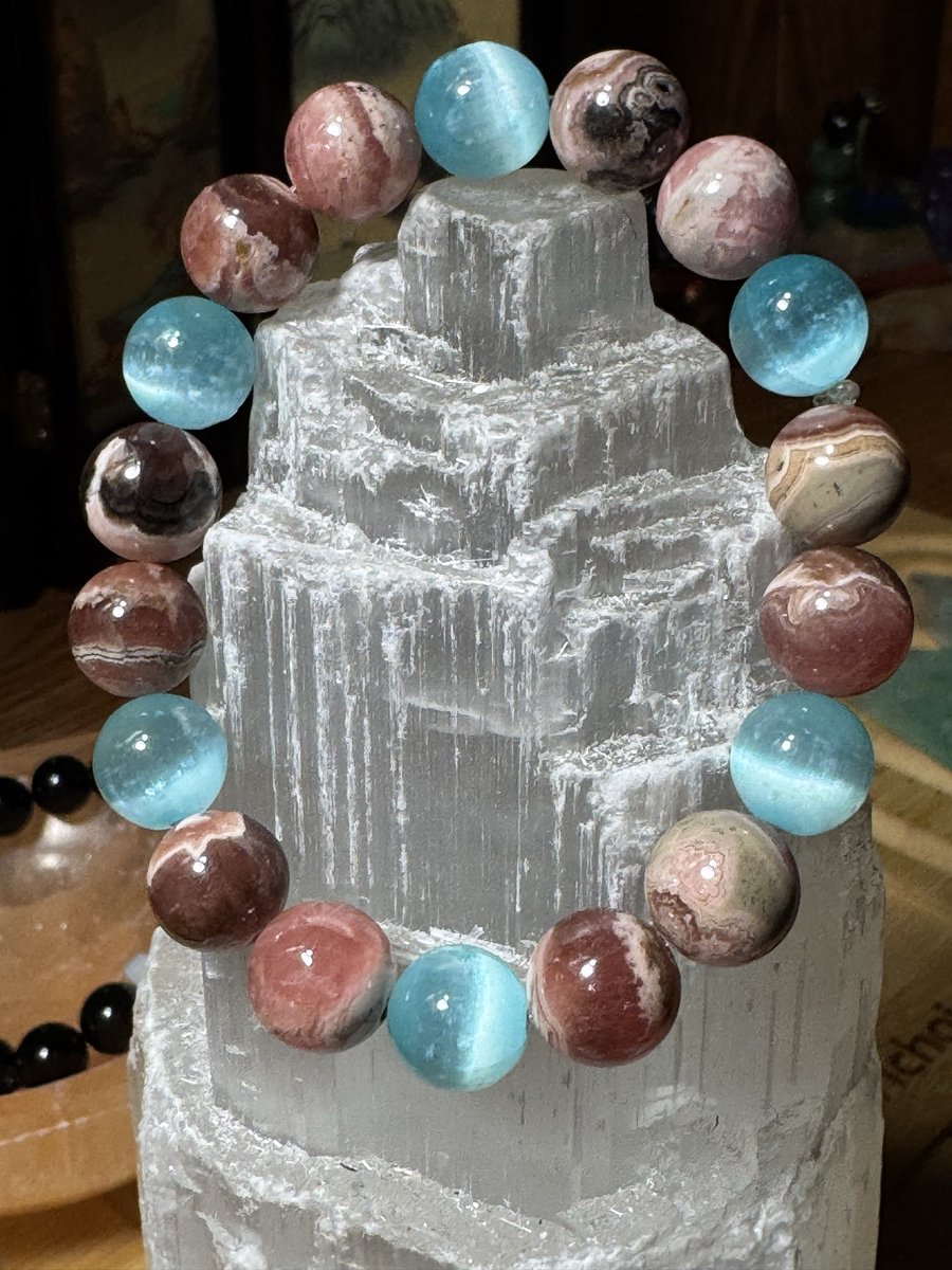franksgarcia4's tweet image. Let’s do something mindful ♥️
Rhodochrosite; Stone of Love &amp;amp; balance
Healing, love, compassion, growth, joy
Blue Selenite; Intuition, peace, stops negativity, protection, balance 
Love the translucence blue with the swirls &amp;amp; shades of pink.. pretty?
#crystals #beads #Mindfulness