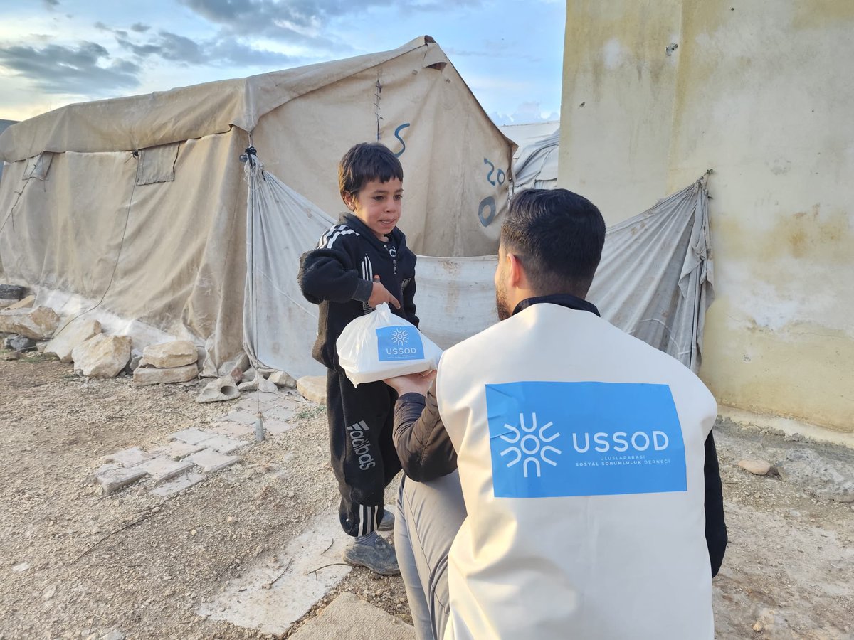 ussod_org's tweet photo. USSOD olarak Ramazan ayında çadır kentlerde yaşayan aileler ve minik yürekler için iftar sofraları kuruyor.
İftar saatini bekleyen kardeşlerimize sıcak yemek ulaştırırak Ramazan bereketinin paylaşılmasına devam ettiriyoruz.
🌐 Online Bağış: https://t.co/HSE0Vz6YJZ https://t.co/t49aok4Z6f