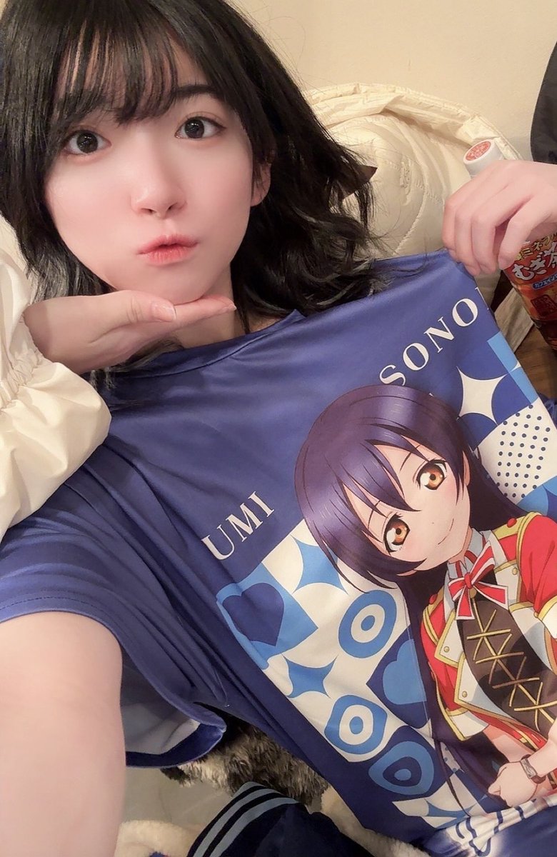 안녕💙🏹
届くの楽しみだったTシャツ👕
リハが始まったから着始めました💕
ひーちゃんの手が写ってる📸✋
