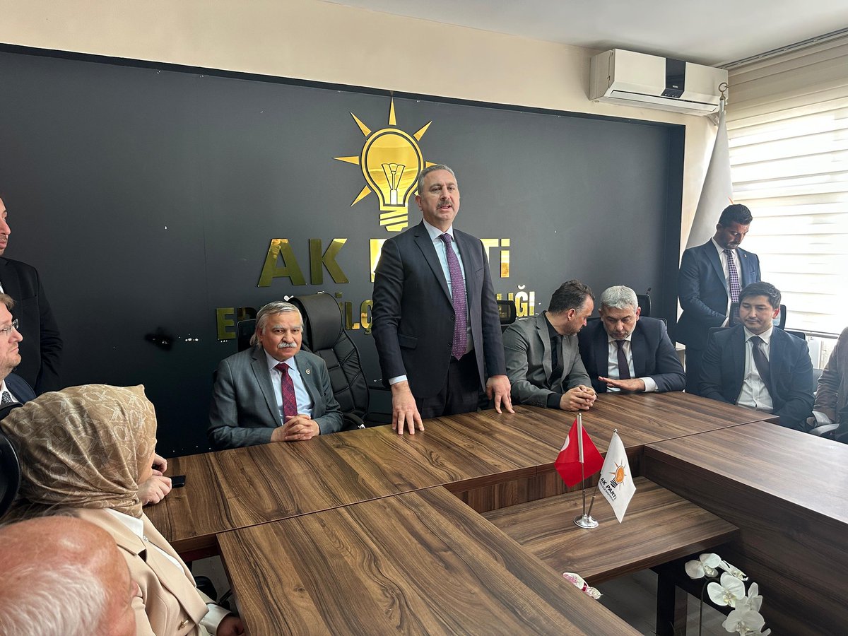 abdulhamitgul's tweet photo. AK Parti Ereğli ve Karapınar İlçe Başkanlıklarımızda teşkilatımızın kıymetli mensuplarıyla bir araya geldik. 

Türkiye Yüzyılı hedeflerimize doğru, dava ve yol arkadaşlarımızla omuz omuzayız! 

​İnandığımız yolda, aynı heyecan ve kararlılıkla yürümeye devam edeceğiz. 
Rabbim birliğimizi daim eylesin.