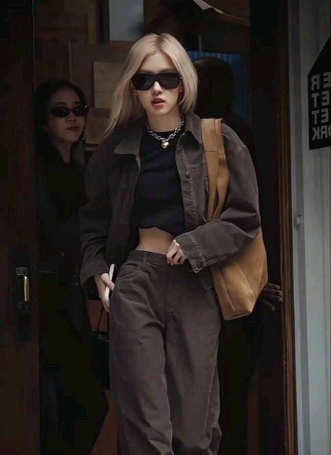 ROSÉ’s “rosie” was the best-selling vinyl on Naver’s monthly vinyl sales chart!
She also became the only K-pop female soloist with two vinyls in the Top 30.
#ROSÉ #로제