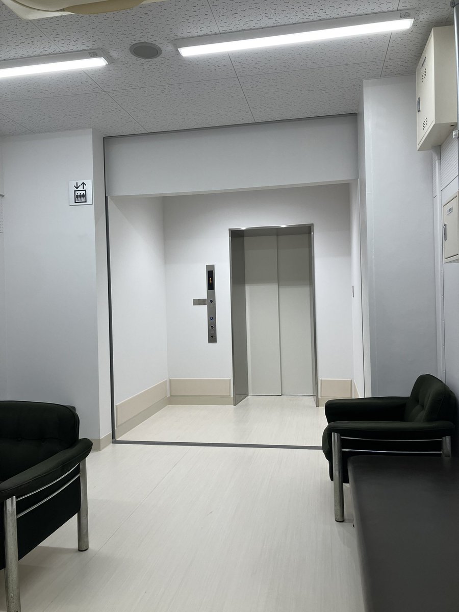 tokorozawakaze's tweet photo. 【本日から利用開始】
新所沢東まちづくりセンターにエレベーターが設置されました！

約1年にわたり行われていた
「エレベーター・バリアフリー改修工事」が完了し、3月13日（金）に引き渡しが行われ、本日3月14日（土）午前から利用開始となりました。
午前中にはオープニングセレモニーも開催されました。

1階では、階段横のお部屋が改修され、フローリングにソファが配置されたスペースとなっています。
その奥にエレベーターが設置されています。

エレベーターは想定していた通りコンパクトなタイプで、車椅子のまま中で回転することは難しい広さですが、鏡が設置されており、後方を確認しながら乗り降りができるよう配慮されています。
なお、電動車椅子など車体の大きいタイプについては、事前に確認が必要と感じました。

エレベーター奥の鏡は3分割になっており不思議に思いましたが、下の2枚は扉になっており、有事の際にはストレッチャーの乗り降りができる構造との説明を受けました。
※通常は施錠されており、鍵はまちづくりセンターで保管され、救急隊員も所持しているとのことです。

2階に上がると、車椅子でも回転できるスペースが確保されています。
ただし、大型の車椅子や、介護者の方が一緒になり回転するには、少々厳しい広さに感じました。
また、2階の各室の扉はすべて引き戸となっており、軽い力で開閉できる仕様となっていました。

トイレについては
・女性用：洋式1基
・男性用：洋式1基、立位用1基

となっており、男性用は仕切り扉がないため、1度に1名ずつの利用となります。

なお、2階の部屋の利用も本日3月14日（土）から開始されています。
ネット予約は4月分から対応となり、3月中は窓口での申請により利用可能です。

エレベーターの広さなど課題はありますが、バリアフリー化により施設の利用の幅が広がったことは大変嬉しく感じています。

市議として、障がいのある方や高齢の方を含め、誰もが安心して利用できる施設となるよう、今後の改善点についても現場の声を丁寧に伺ってまいります。

丁寧にご対応いただいた関係者の皆さま、ありがとうございました。

 #さいとう由紀
 #バリアフリー
 #新所沢東まちづくりセンター
 #所沢市