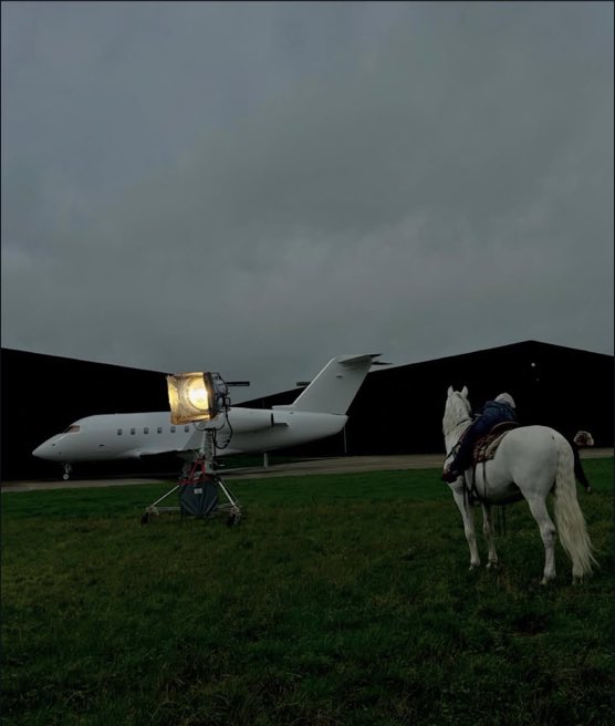 연애하는데 전용제트와 말 한마리 데려다놓는거 스케일이 왜 이래