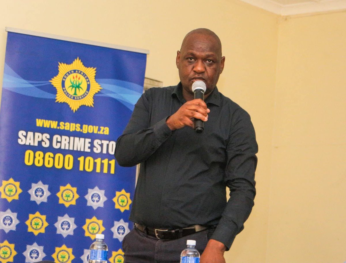 ZANewsFlash's tweet photo. PICS: KwaZulu-Natal Provincial Police Commissioner, Lt General Nhlanhla Mkhwanazi, presiding over meeting to broker peace between the KwaDukuza and KwaMaphumulo taxi association.
The two taxi associations have been at war since the late 80s, and they have been fighting over the lucrative Stanger-Maphumulo route - KZN Tonight Podcast 
📸 KZN SAPS