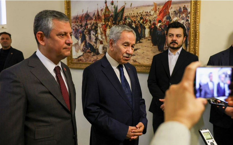 Bülent Arınç:

"Ben Kissenger değilim. AK Parti ile CHP arasında böyle bir misyonum yok. Ben düz bir adamım. Bildiklerimi her yerde konuşuyorum."

(Aytunç Erkin)