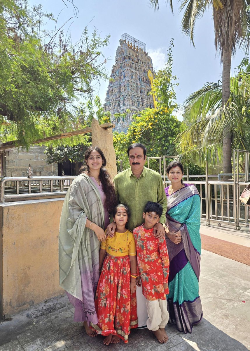 Sowmiyanbumani's tweet photo. இன்று, திருப்போரூா் கந்தசுவாமி கோவிலில், குடும்பத்துடன் வழிபட்டு தரிசனம் செய்த போது.! https://t.co/rM6VlAKA8S