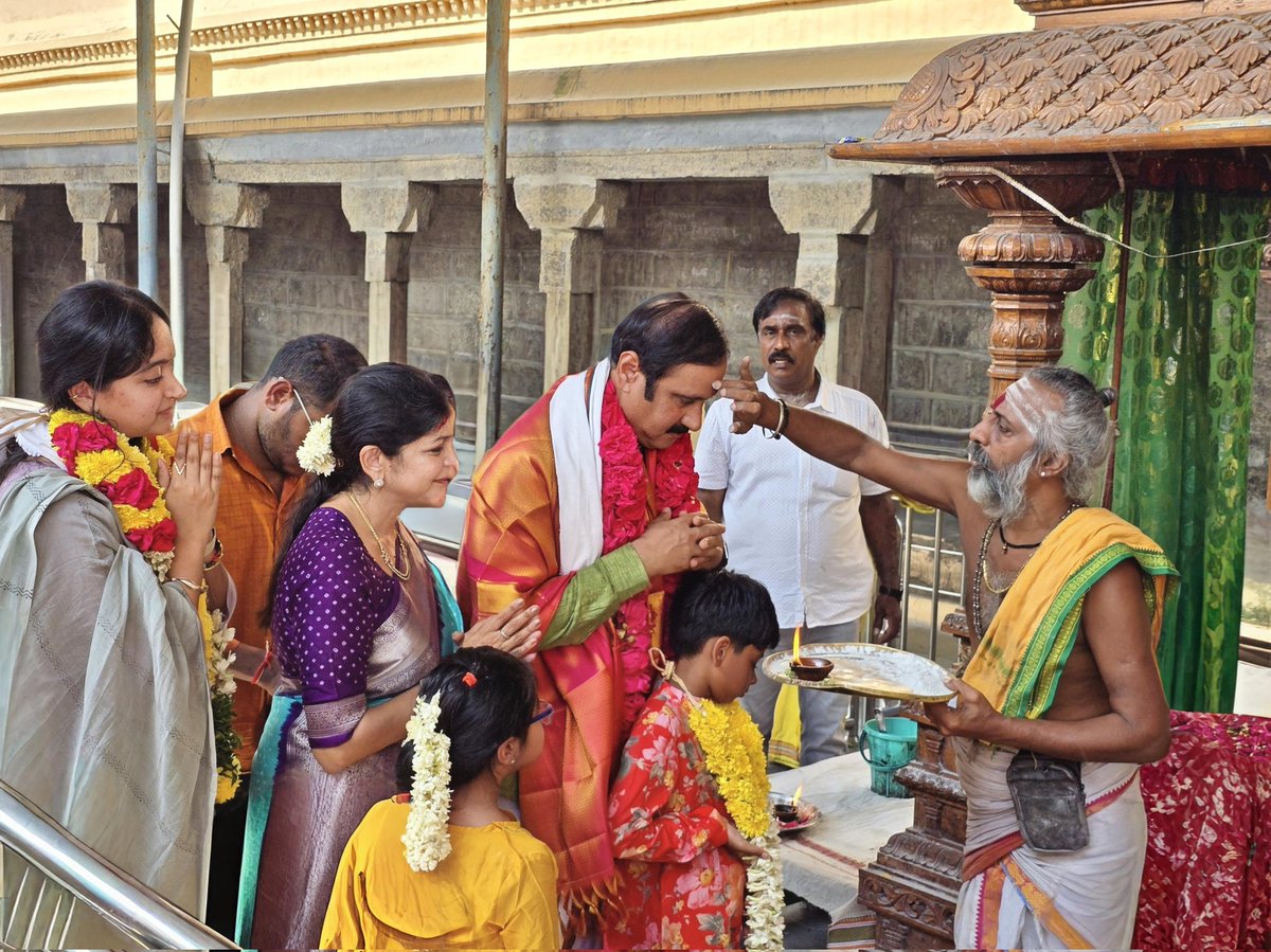 Sowmiyanbumani's tweet photo. இன்று, திருப்போரூா் கந்தசுவாமி கோவிலில், குடும்பத்துடன் வழிபட்டு தரிசனம் செய்த போது.! https://t.co/rM6VlAKA8S