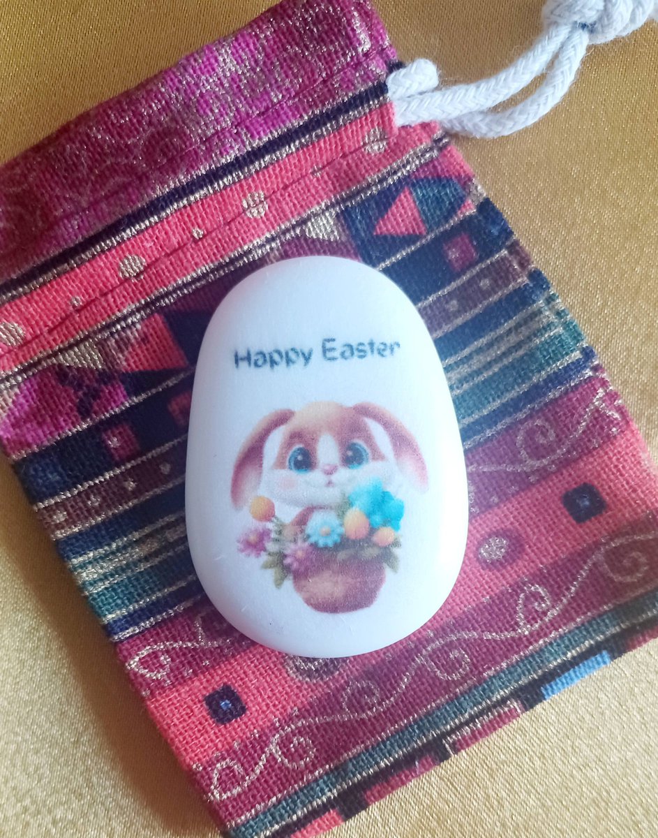 SuziQCrafts's tweet photo. Happy Saturday ๐ I hope the sun is shining where you are ๐
I have a range of pebble keepsakes, perfect little pocket hugs and affirmations which make thoughtful gifts๐
https://t.co/VYEHd0i8Z8
#shopsmall #easter #pockethug #affirmations #giftideas #saturday #mentalhealth https://t.co/Rpt6yOLAiO