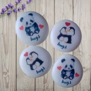SuziQCrafts's tweet photo. Happy Saturday ๐ I hope the sun is shining where you are ๐
I have a range of pebble keepsakes, perfect little pocket hugs and affirmations which make thoughtful gifts๐
https://t.co/VYEHd0i8Z8
#shopsmall #easter #pockethug #affirmations #giftideas #saturday #mentalhealth https://t.co/Rpt6yOLAiO