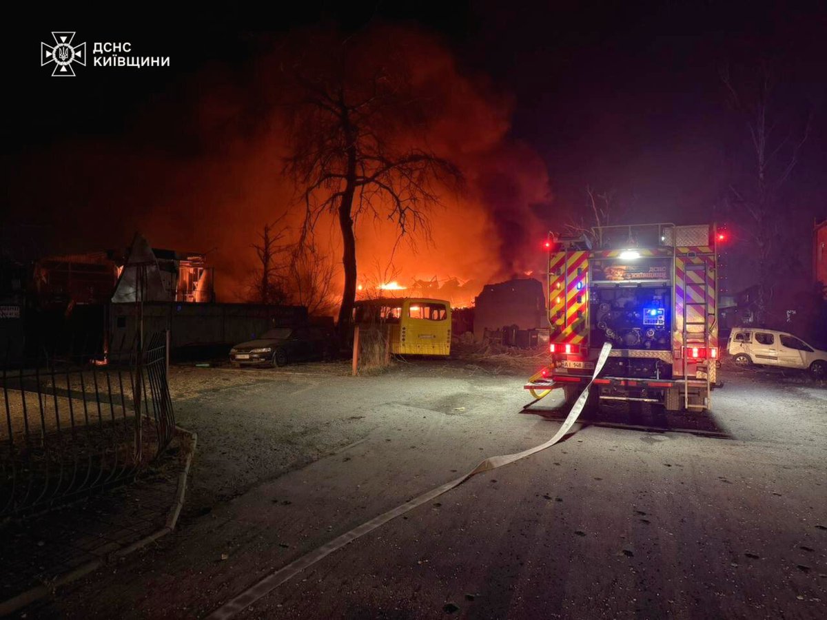 Thewarjurnal_'s tweet image. 🚨🇷🇺💥 Overnight Russian strikes hit the Kyiv region on March 14, killing 4 and injuring 15. Residential buildings, warehouses, and vehicles were damaged.

Source: Kyiv Regional Police
#Kyiv #UkraineUnderAttack #RussiaUkraineWar #BreakingNews #March14