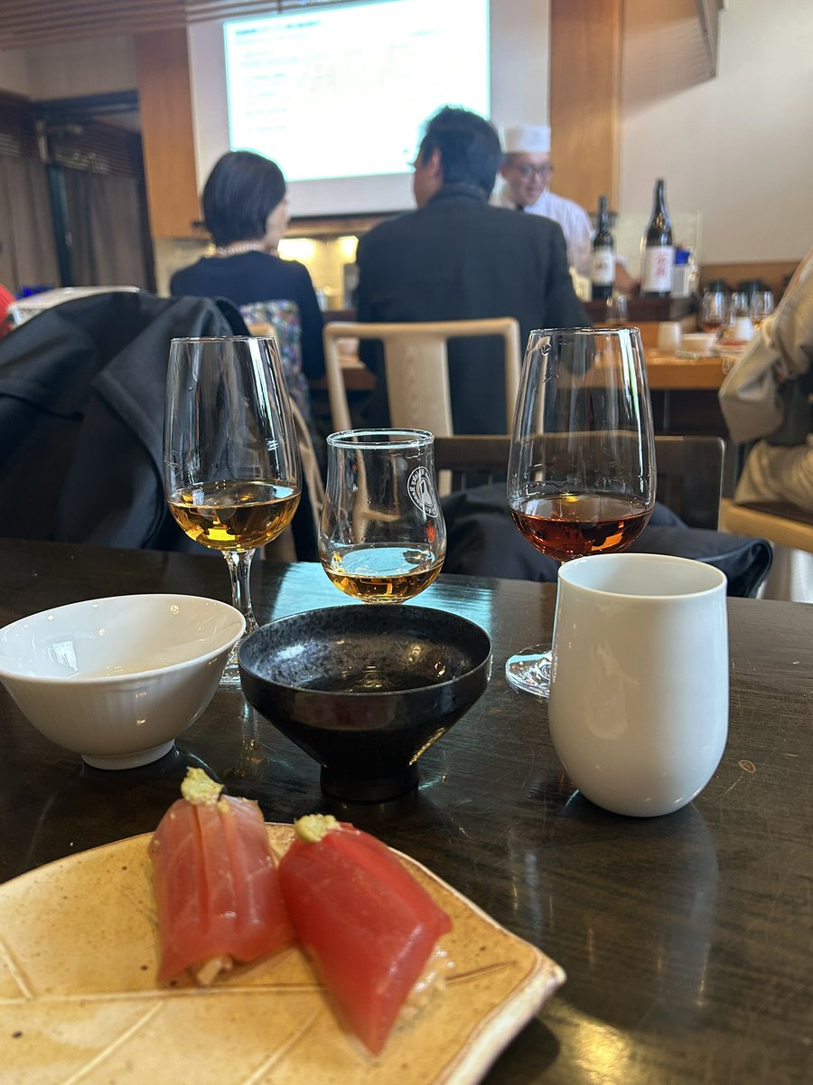 keisukehashimo's tweet photo. 日本酒代表すし初山内さんと、言わずもがなシェリー中瀬さんの、セミナー🍶🍷

歴史・製法、また寿司を通じたペアリングなど、内容が濃くてかなり面白かった。 https://t.co/bC4qXf0gwt