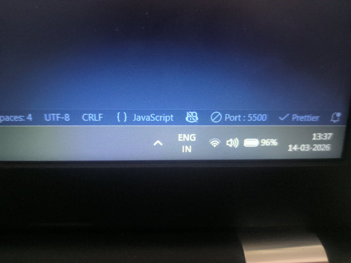 sauravnegi007's tweet image. Finally windows ke taskbar mein battery percentage aa gaya 🔋🪫