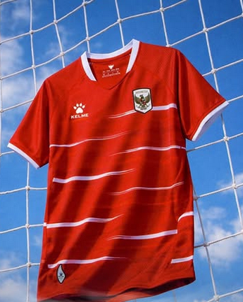 A_Rakhman's tweet photo. Kelme dalam rilis resminya menjelaskan kalo jersey kandang timnas Indonesia terinspirasi dari identitas garis merah putih yang pernah digunakan timnas pada 1999.

“Desain ini menjadi penghormatan bagi generasi pionir yang pertama kali  membawa kebanggaan Indonesia ke panggung sepak bola internasional,”