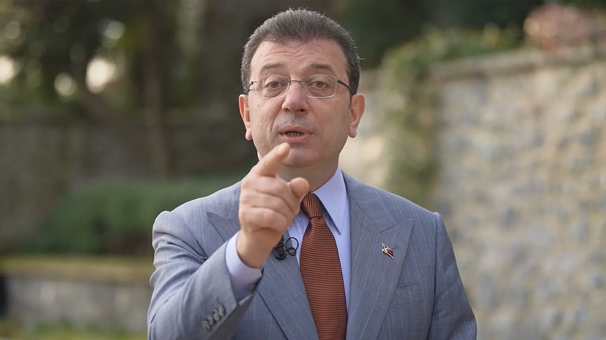 Sosyal medyanın haline bakınca, bazen "Ekrem İmamoğlu iyi bir damar yakalamış" diyorum.
Nimet, nimet, maden!
4 gün oldu, mahkemede sadece şov ve taşkınlık yapıp huzur kaçırdı. Savunma yapmak yerine "Ben sizi yargılayacağım" diyecek kadar küstahlaştı.
Bu arada yeni iddialar ortaya
