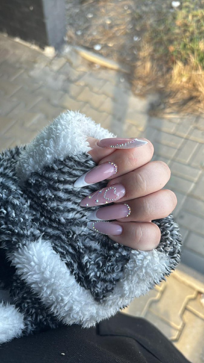 Newww nailsss yayy !! 
Hey findommm