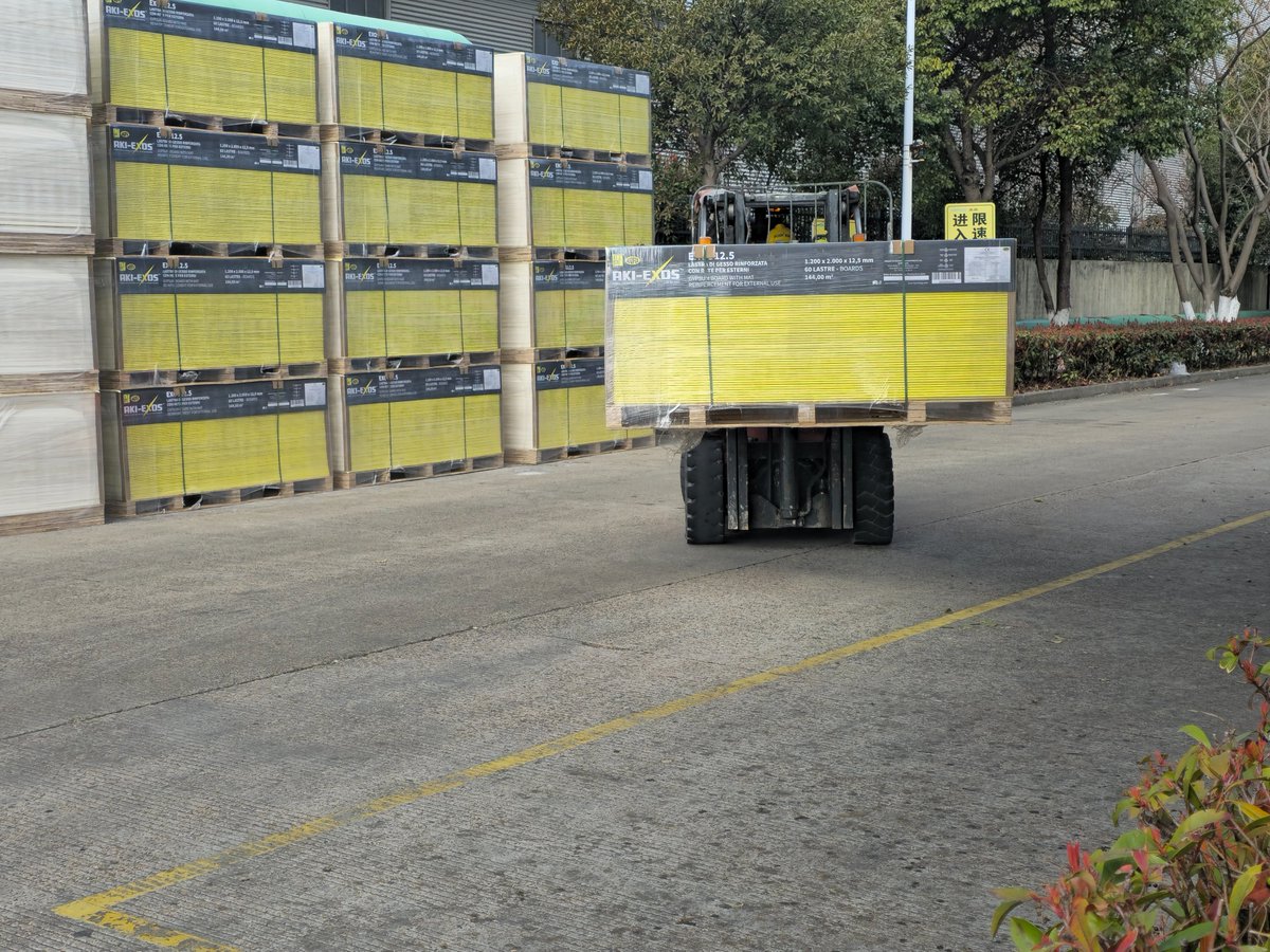 Jason_Gypsum's tweet photo. Jason glass fiber surface water-resistant and fire-resistant gypsum board is being packed for export to Italy. https://t.co/w8aF3vEO9g