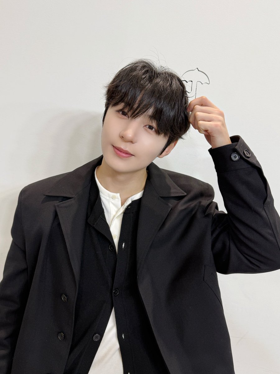 yun_n_OFFICIAL's tweet photo. [📸] 260314 최성윤(CHOI SUNG YUN) 1st Single Album [AURORA] 발매기념 팬사인회 [ARAISE] 완료✔️

화이트데이 성윤이와 함께 즐거운 하루 되셨나요? 🍭 
성윤이에게 선물은 골드니스 여러분입니다 🎁
대면 막팬도 함께 해주셔서 감사합니다 !
내일 또 만나요 🙌

#최성윤 #CHOISUNGYUN #AURORA https://t.co/fAsWlfPhcD