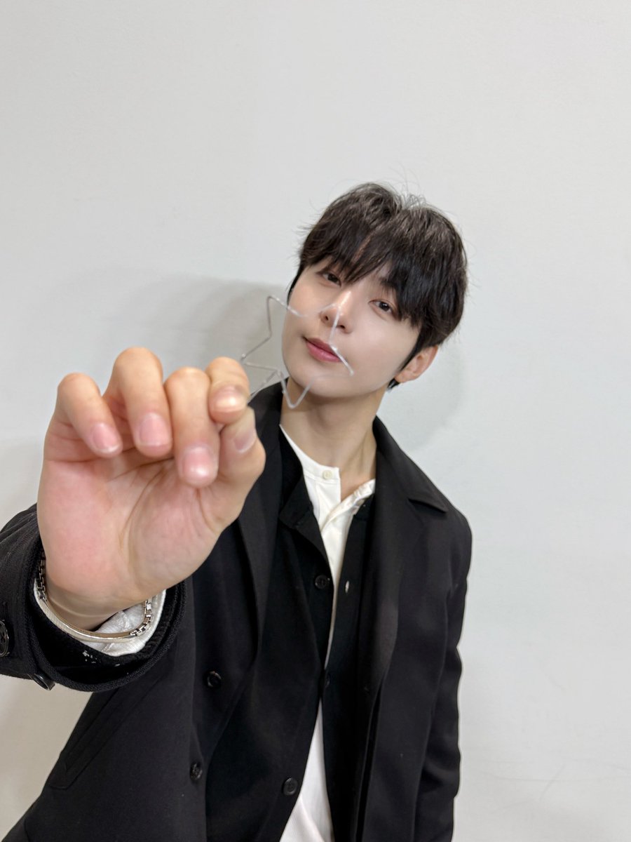 yun_n_OFFICIAL's tweet photo. [📸] 260314 최성윤(CHOI SUNG YUN) 1st Single Album [AURORA] 발매기념 팬사인회 [ARAISE] 완료✔️

화이트데이 성윤이와 함께 즐거운 하루 되셨나요? 🍭 
성윤이에게 선물은 골드니스 여러분입니다 🎁
대면 막팬도 함께 해주셔서 감사합니다 !
내일 또 만나요 🙌

#최성윤 #CHOISUNGYUN #AURORA https://t.co/fAsWlfPhcD