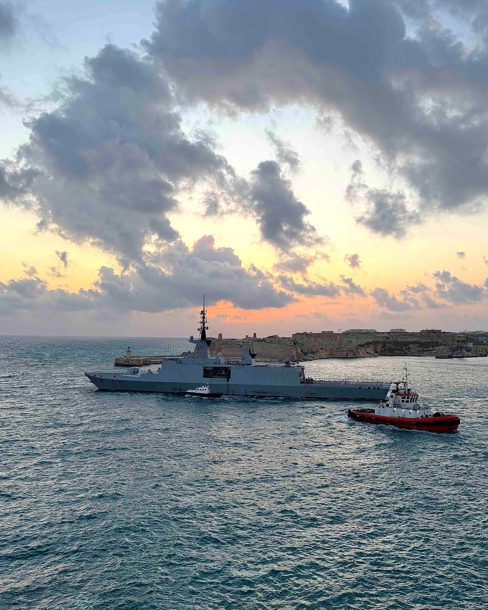 FranceinMalta's tweet image. Accueil et visite à bord d'une frégate furtive légère 🇫🇷 en escale à Malte du Brigadier General Clinton O'Neill 🇲🇹 et du chargé d'affaires de l'ambassade. L'occasion de visites pour la  communauté française. Un témoignage des solides relations 🇫🇷🇲🇹 @Cecmed_Off