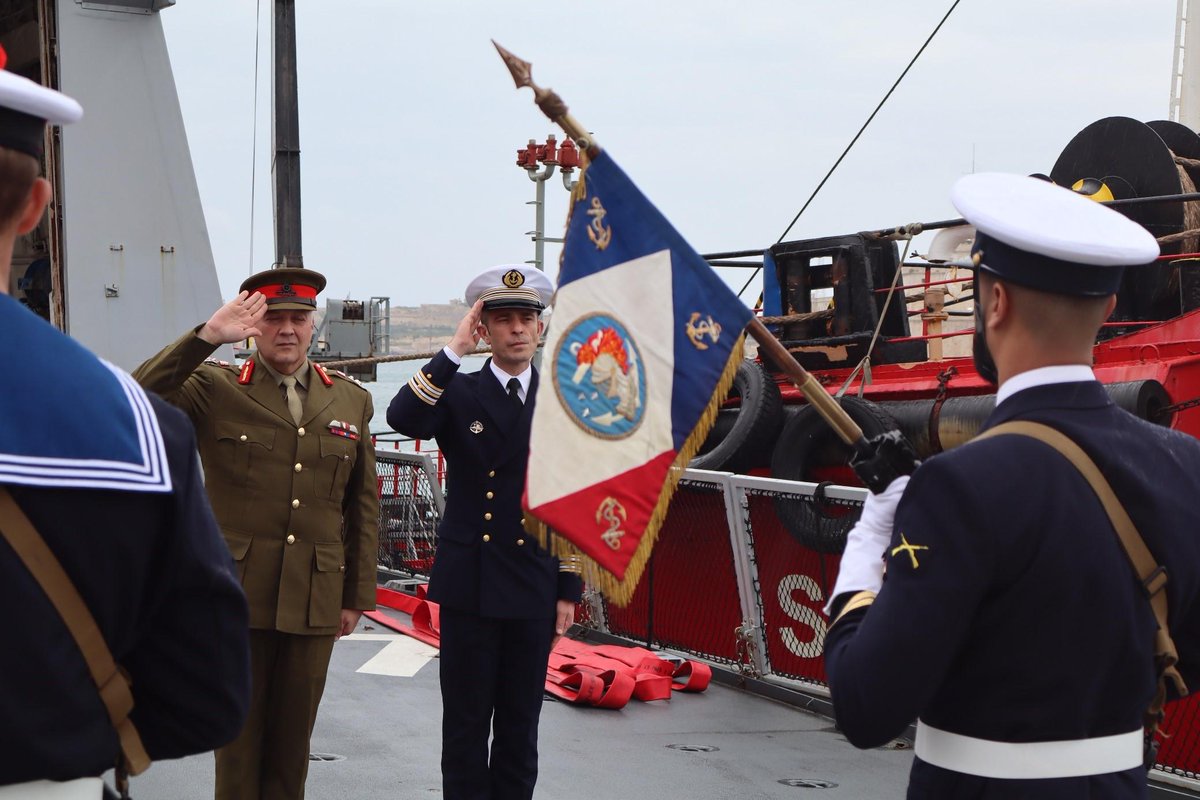 FranceinMalta's tweet image. Accueil et visite à bord d'une frégate furtive légère 🇫🇷 en escale à Malte du Brigadier General Clinton O'Neill 🇲🇹 et du chargé d'affaires de l'ambassade. L'occasion de visites pour la  communauté française. Un témoignage des solides relations 🇫🇷🇲🇹 @Cecmed_Off