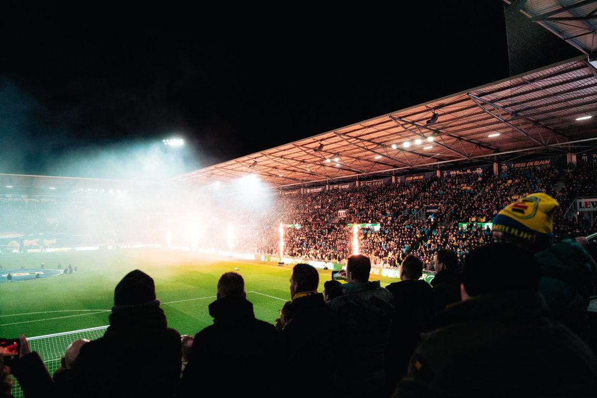 SCCambuurLwd's tweet photo. Spectaculair begin van het Avondje Cambuur 🎇🎆🌠
#CAMROD https://t.co/SOudYzV8uh