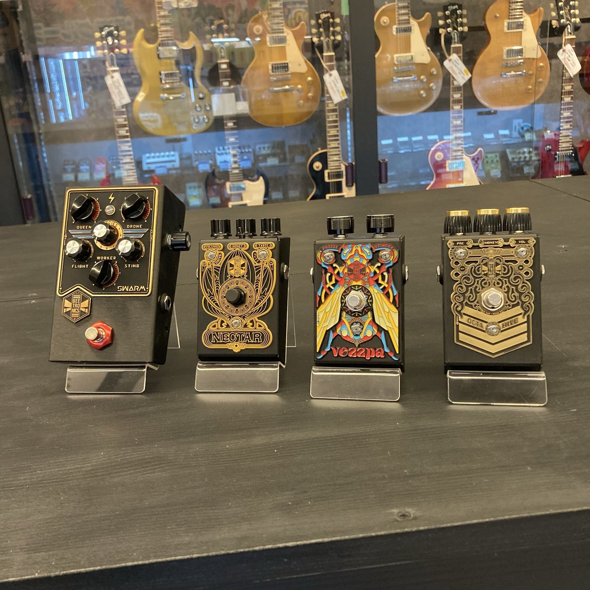 miestereonmusic's tweet photo. #beetronics
まるで古代文明の遺品のような独特のデザインが特徴です‼︎
プロントでは無いのでかっこよさが数倍になっています!
こちら新品での取り扱いとなっていますので気になる方は是非試奏にいらしてください‼︎
#楽器
#エフェクター
#ギター
#ベース https://t.co/ho9ZaLio21