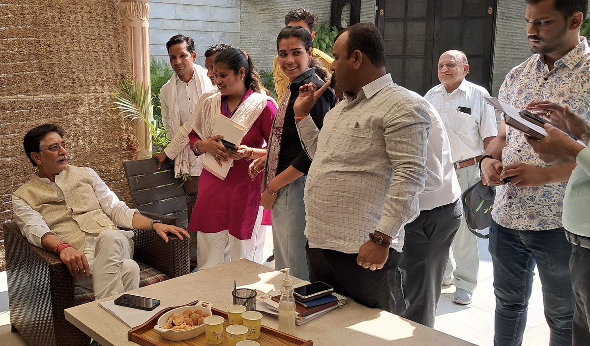 AnuraagJhansi's tweet photo. संसदीय क्षेत्र के विभिन्न क्षेत्रों से आए सम्मानित परिजनों से आत्मीय भेंट की और उनकी समस्याओं को विस्तार से सुना। 

जनता की शिकायतों के त्वरित निराकरण हेतु संबंधित अधिकारियों को निर्देश दिए हैं।हमारी प्राथमिकता हर नागरिक ��ी समस्या का समाधान और क्षेत्र का सर्वांगीण विकास है।

#AnuragJhansi #Jhansi #Lalitpur 

@BJP4UP