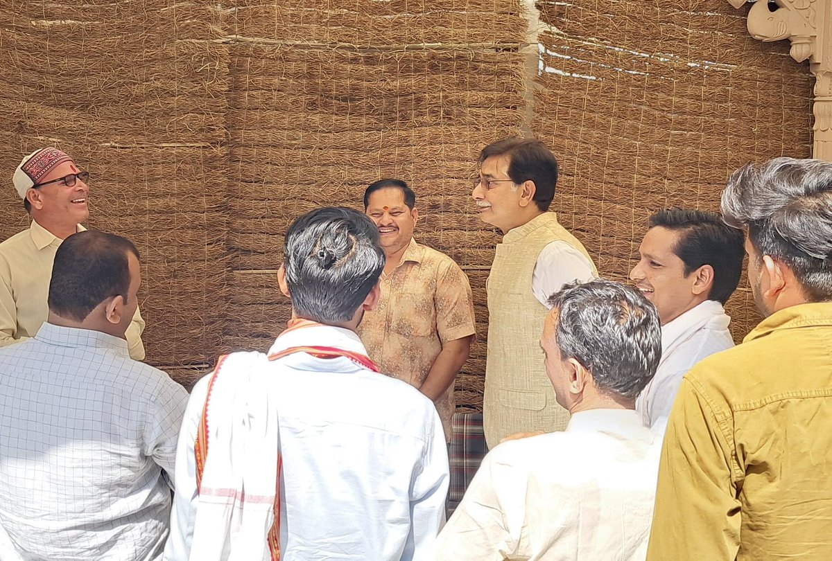AnuraagJhansi's tweet photo. संसदीय क्षेत्र के विभिन्न क्षेत्रों से आए सम्मानित परिजनों से आत्मीय भेंट की और उनकी समस्याओं को विस्तार से सुना। 

जनता की शिकायतों के त्वरित निराकरण हेतु संबंधित अधिकारियों को निर्देश दिए हैं।हमारी प्राथमिकता हर नागरिक ��ी समस्या का समाधान और क्षेत्र का सर्वांगीण विकास है।

#AnuragJhansi #Jhansi #Lalitpur 

@BJP4UP