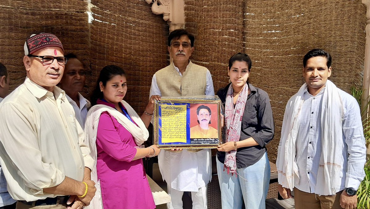 AnuraagJhansi's tweet photo. संसदीय क्षेत्र के विभिन्न क्षेत्रों से आए सम्मानित परिजनों से आत्मीय भेंट की और उनकी समस्याओं को विस्तार से सुना। 

जनता की शिकायतों के त्वरित निराकरण हेतु संबंधित अधिकारियों को निर्देश दिए हैं।हमारी प्राथमिकता हर नागरिक ��ी समस्या का समाधान और क्षेत्र का सर्वांगीण विकास है।

#AnuragJhansi #Jhansi #Lalitpur 

@BJP4UP