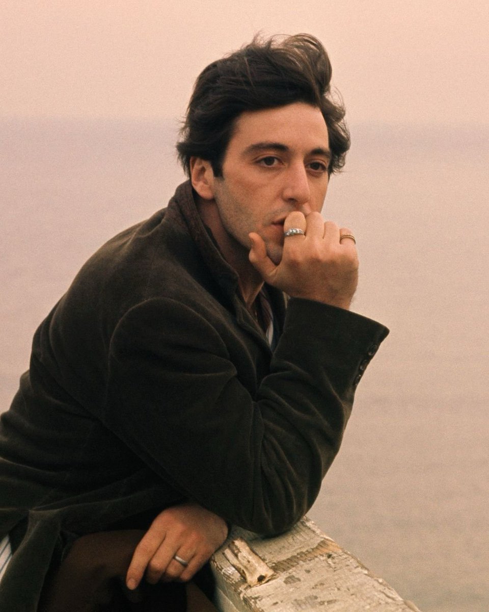 ankorinclan's tweet photo. Una mujer que trabajó como extra en The Godfather recordaba un detalle curioso del rodaje.

En una escena aparecía junto al propio Don Vito Corleone. Ella medía cerca de 1,75 metros, y cuentan que tuvieron que colocarle una pequeña plataforma al actor para que pareciera más alto frente a la cámara.

Son esos pequeños trucos del cine.

Pero detrás de esa película legendaria hay otra historia mucho más profunda: la de un chico de Nueva York que no nació siendo estrella.

Su nombre era Al Pacino, aunque en su partida de nacimiento figuraba como Alfredo James Pacino.

Creció en East Harlem, en una familia humilde. Su padre se marchó cuando él era apenas un niño, y su madre tuvo que sacar adelante la casa como pudo. No había comodidades, ni seguridad económica, ni un futuro claro.

Solo la lucha diaria.

A los 17 años dejó la escuela. Trabajó en lo que encontró: repartidor, acomodador en un cine, conserje. Pero en su interior había algo que no podía ignorar.

El teatro.

Intentó entrar en varias escuelas de actuación. Lo rechazaron una y otra vez. Hubo épocas en las que dormía en sofás de amigos. Incluso llegó a pasar noches sin un lugar fijo donde quedarse.

Pero jamás dejó de ensayar.

Vivía en apartamentos pequeños, con goteras y cucarachas, y aun así cada mañana se levantaba convencido de que algún día alguien lo vería actuar.

Ese día llegó cuando el director Francis Ford Coppola decidió apostar por él para interpretar a Michael Corleone.

Muchos en el estudio dudaban. Decían que era demasiado bajo, demasiado desconocido, que no tenía el aspecto de una estrella.

Pero Coppola insistió.

Y ese papel cambió la historia del cine.

Después llegaron películas como Scarface, Scent of a Woman —que le dio el Óscar— y Heat.

Sin embargo, para Pacino cada personaje era algo más que un papel.

Era una forma de convertir su propia vida en arte.

Porque él no nació en un camino fácil.

Tuvo que construirlo paso a paso, con cada rechazo, con cada noche difícil, con cada momento en que la actuación era lo único que lo mantenía en pie.

A veces las historias más grandes no empiezan con suerte.

Empiezan con alguien que se niega a rendirse…
hasta que un día, finalmente, alguien decide creer en él.