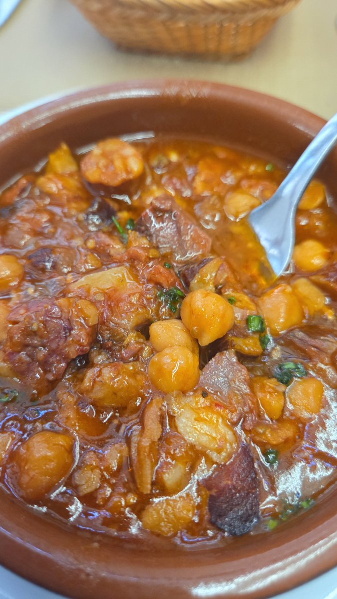 danicornella's tweet image. Al centre de #Bcn encara queden petits restaurants que aguanten la pressió especulativa i turística! On parlar català és la normalitat!
👉 Espais de trobada de la gent del barri, amb preus assequibles, cuina catalana de proximitat i vins de la terra!
✊️Conèixer aquests tresors,