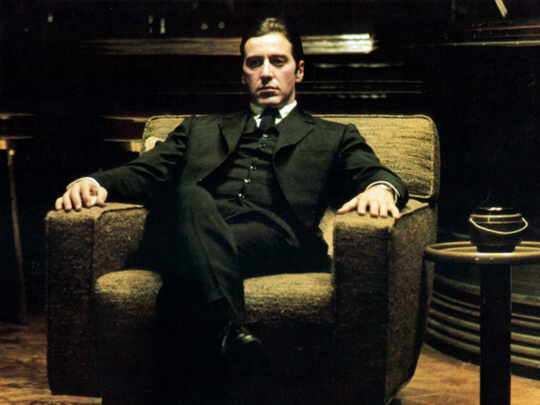 ankorinclan's tweet photo. Una mujer que trabajó como extra en The Godfather recordaba un detalle curioso del rodaje.

En una escena aparecía junto al propio Don Vito Corleone. Ella medía cerca de 1,75 metros, y cuentan que tuvieron que colocarle una pequeña plataforma al actor para que pareciera más alto frente a la cámara.

Son esos pequeños trucos del cine.

Pero detrás de esa película legendaria hay otra historia mucho más profunda: la de un chico de Nueva York que no nació siendo estrella.

Su nombre era Al Pacino, aunque en su partida de nacimiento figuraba como Alfredo James Pacino.

Creció en East Harlem, en una familia humilde. Su padre se marchó cuando él era apenas un niño, y su madre tuvo que sacar adelante la casa como pudo. No había comodidades, ni seguridad económica, ni un futuro claro.

Solo la lucha diaria.

A los 17 años dejó la escuela. Trabajó en lo que encontró: repartidor, acomodador en un cine, conserje. Pero en su interior había algo que no podía ignorar.

El teatro.

Intentó entrar en varias escuelas de actuación. Lo rechazaron una y otra vez. Hubo épocas en las que dormía en sofás de amigos. Incluso llegó a pasar noches sin un lugar fijo donde quedarse.

Pero jamás dejó de ensayar.

Vivía en apartamentos pequeños, con goteras y cucarachas, y aun así cada mañana se levantaba convencido de que algún día alguien lo vería actuar.

Ese día llegó cuando el director Francis Ford Coppola decidió apostar por él para interpretar a Michael Corleone.

Muchos en el estudio dudaban. Decían que era demasiado bajo, demasiado desconocido, que no tenía el aspecto de una estrella.

Pero Coppola insistió.

Y ese papel cambió la historia del cine.

Después llegaron películas como Scarface, Scent of a Woman —que le dio el Óscar— y Heat.

Sin embargo, para Pacino cada personaje era algo más que un papel.

Era una forma de convertir su propia vida en arte.

Porque él no nació en un camino fácil.

Tuvo que construirlo paso a paso, con cada rechazo, con cada noche difícil, con cada momento en que la actuación era lo único que lo mantenía en pie.

A veces las historias más grandes no empiezan con suerte.

Empiezan con alguien que se niega a rendirse…
hasta que un día, finalmente, alguien decide creer en él.