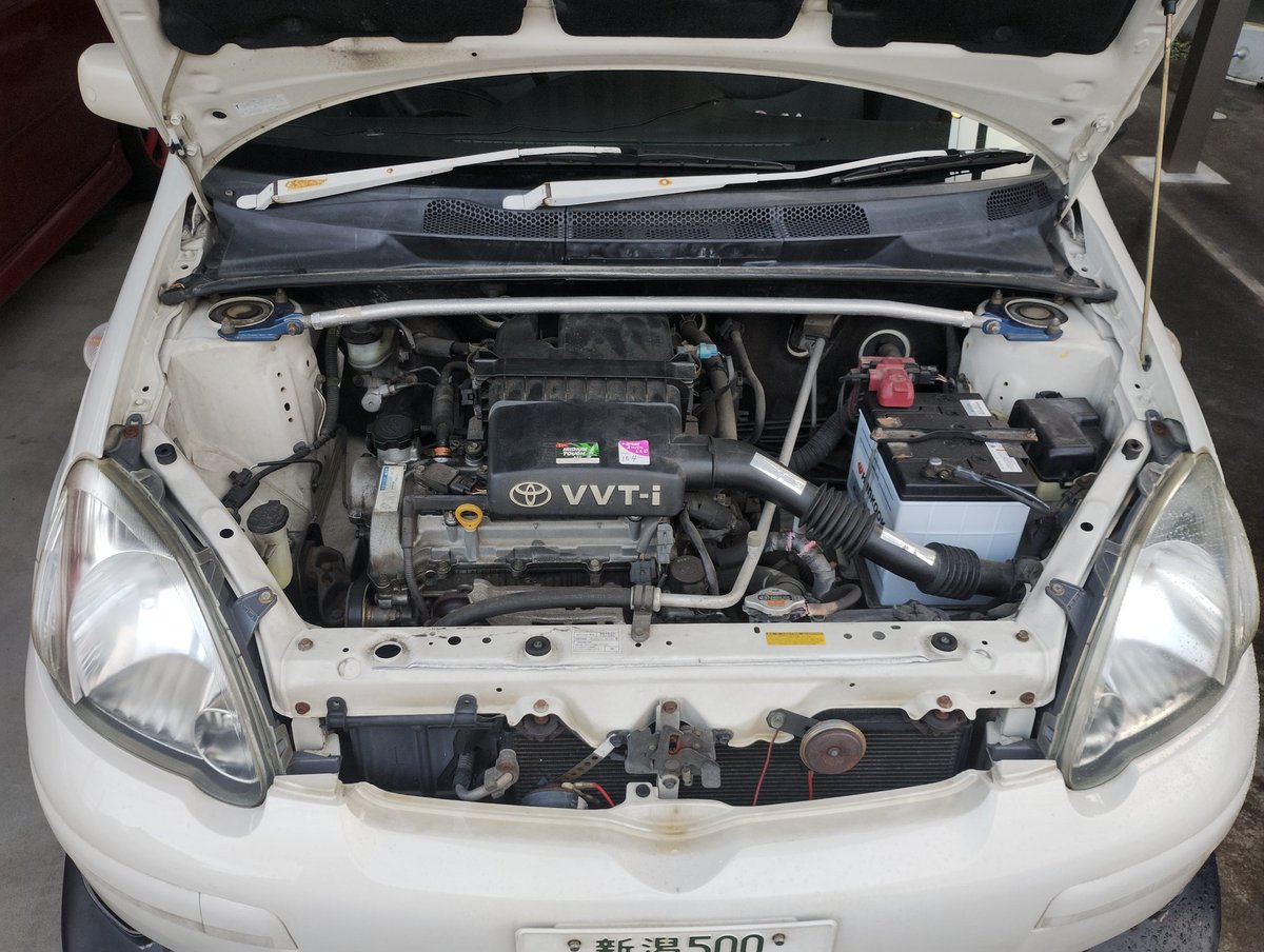 T4K45H1M4T5U1's tweet image. ヴィッツちゃんにフロントタワーバーを付けたらミシミシ言うようになったな
取り付けてもらった時もエアクリボックスに干渉してるかもとか言われたけど
10系ってRSとMSBとおばちゃん買い物グレードでボンネットの中の取り回しが違うのか？
教えて有識者

#yaris #vitz #NCP13 #NCP10 
#SCP13