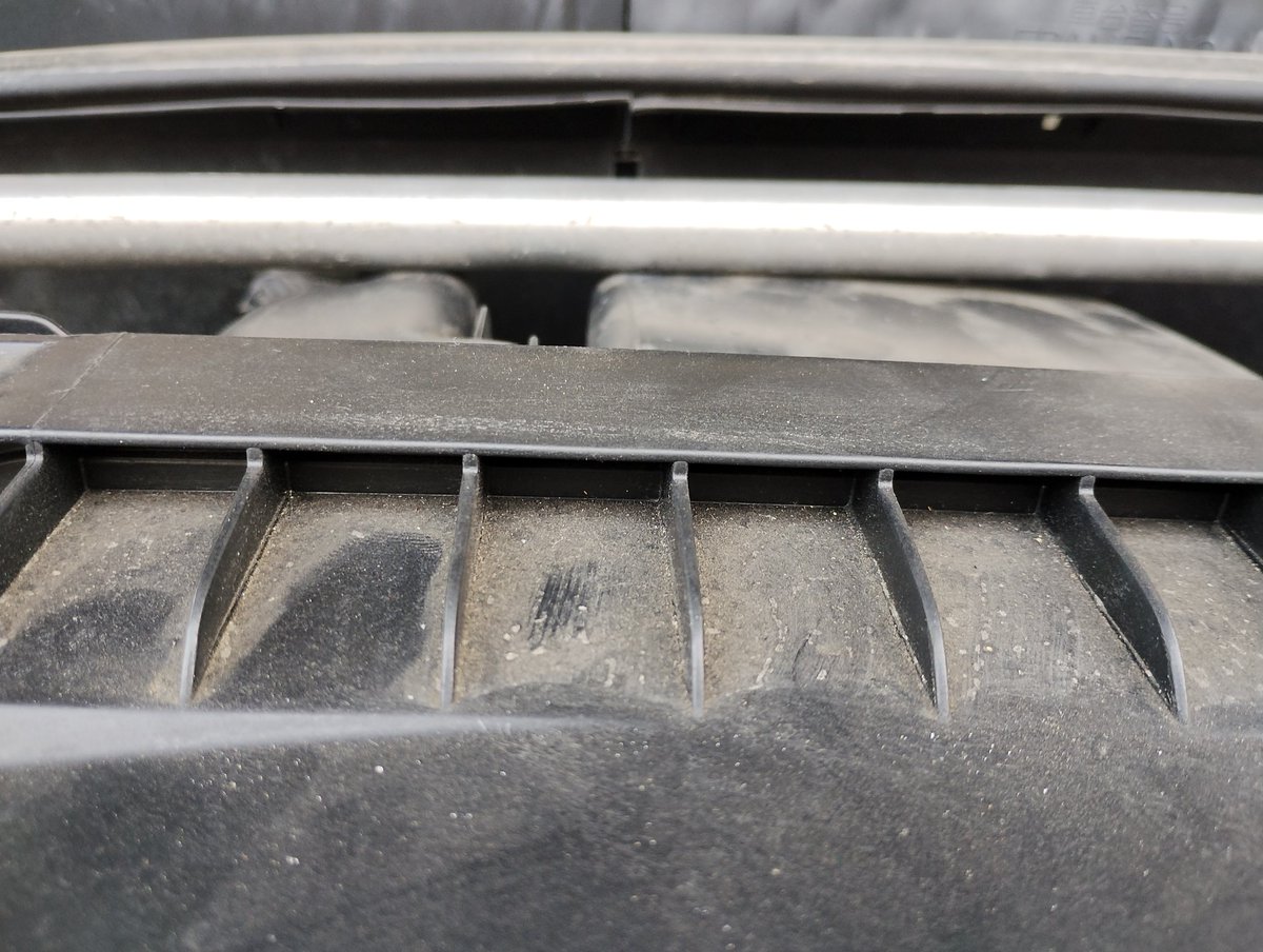 T4K45H1M4T5U1's tweet image. ヴィッツちゃんにフロントタワーバーを付けたらミシミシ言うようになったな
取り付けてもらった時もエアクリボックスに干渉してるかもとか言われたけど
10系ってRSとMSBとおばちゃん買い物グレードでボンネットの中の取り回しが違うのか？
教えて有識者

#yaris #vitz #NCP13 #NCP10 
#SCP13