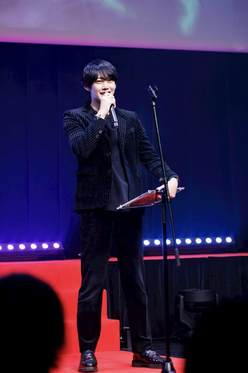 newgene_group's tweet photo. 「今月でプレイヤーを一区切りにします」

MAJESTY-NOVA-
友介(@yusukeee8121 )

ホストを始めて7年。
30歳という節目の月。

今すごく調子はいい。
でも、だからこそ決めました。

プレイヤーを続けていると
どうしても自分のことを
一番に考えてしまう。

でも僕が本当にやりたいのは

NOVAを歌舞伎町一番の店舗にすること。

これからは
プレイヤーではなく、

ここで働くみんなが
かっこよく輝ける店を
作る側に回ります。

来年この壇上に立つときは
プレイヤーではなく

代表として。

そして
NOVAのみんなと一緒に
このステージに立てるように頑張ります。

#ニュージェネ表彰式
#NYP
#歌舞伎町ホスト