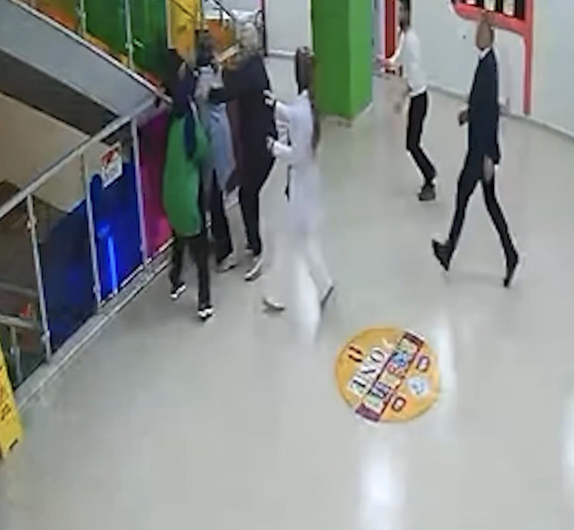 Öğretmene şiddet artık tahammül sınırlarını aşmıştır.

Malatya’da velisi olduğu özel okulda görev yapan bir müdür yardımcısı kadın öğretmenimize şiddet uygulayan Esenlik Şirketi Genel Müdürü ve eşinin sebep olduğu bu vahim olay hepimizi derinden sarsmıştır. Öğretmenimizin