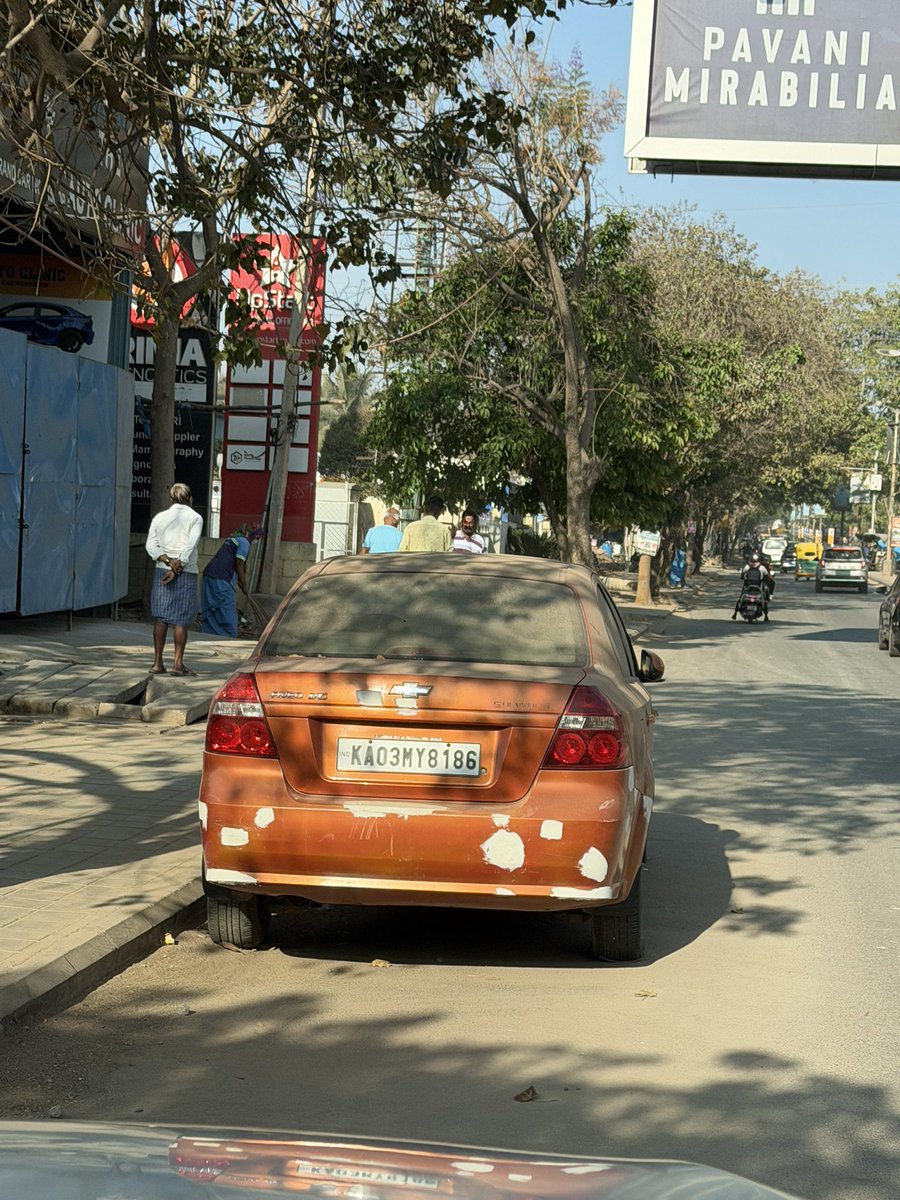 kadugodiBridge's tweet photo. This is Whitefield main road, near , next to prima dignostic Siddapura..This car is parked on the main road for the last 5 days and source for traffic block during peak hours . Please remove @blrcitytraffic @BlrCityPolice @dcpwhitefield https://t.co/lQ5TOeZ3DN