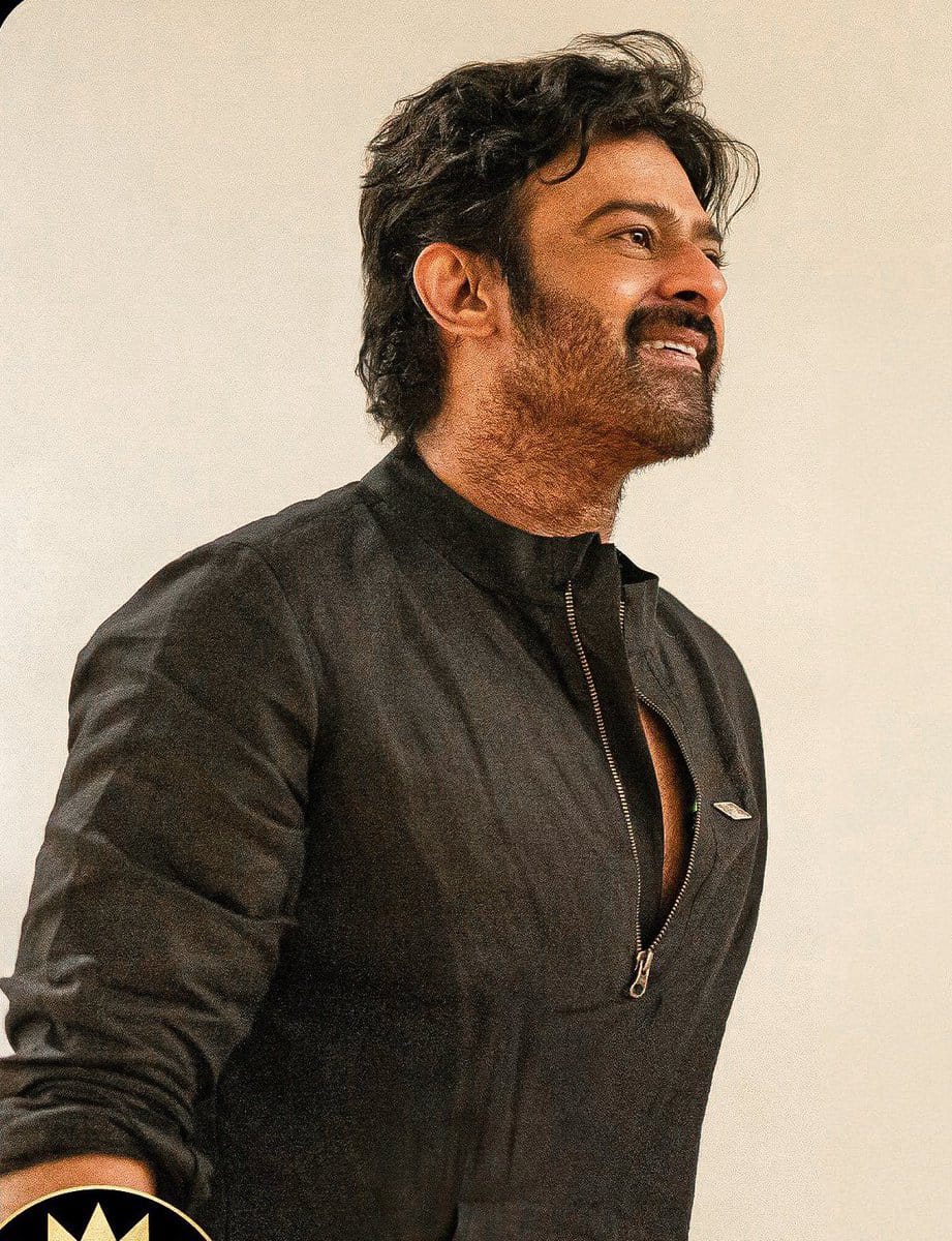 DarlingsWorld79's tweet photo. India's Biggest Superstar #PRABHAS about #AnupamKher sir's #TanviTheGreat trailer (throwback-last year)
https://t.co/h2CzJzzEaN https://t.co/JJTEg8QBdk