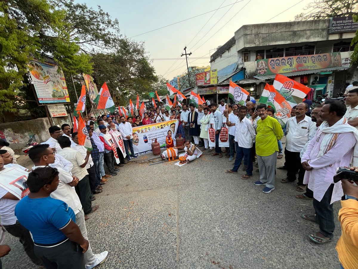 dpodisha's tweet photo. ଆଧୁନିକ ଦୁନିଆ ରେ ଗ୍ୟାସ ଏକ ଅତ୍ୟାବଶ୍ୟକ ସାମଗ୍ରୀ। ଏହାର ଅହେତୁକ ଦର ବୃଦ୍ଧି ର ପ୍ରଭାବ Direct to Kitchen ଓ ବିଶେଷ କରି ମା ମାନଙ୍କ ହାତ ରେ ଏବଂ ପରିବାର ର ପେଟ ଉପରେ ଲାତ ସଦୃଶ।
ଏହାର ମୂଲ୍ୟ ହ୍ରାସ କରିବା ପାଇଁ INC ଜାତୀୟସ୍ତର ରେ Rahul Gandhi ଏବଂ ରାଜ୍ୟସ୍ତର ରେ Bhakta Charan Dasଙ୍କ ନେତୃତ୍ୱ ରେ ଦୃଢ଼ ଦାବି ରଖୁଛି। https://t.co/hIPypCtFtL