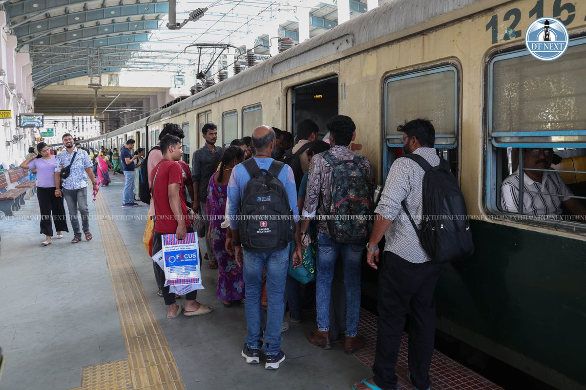 dt_next's tweet photo. The much-awaited MRTS services between Velachery and St Thomas Mount were launched today (Mar 14).
📸 @agam_justin
#DTNext #Chennai #MRTS #Velachery #StThomasMount #Trains #LocalTrains https://t.co/RvQcE2I8kQ