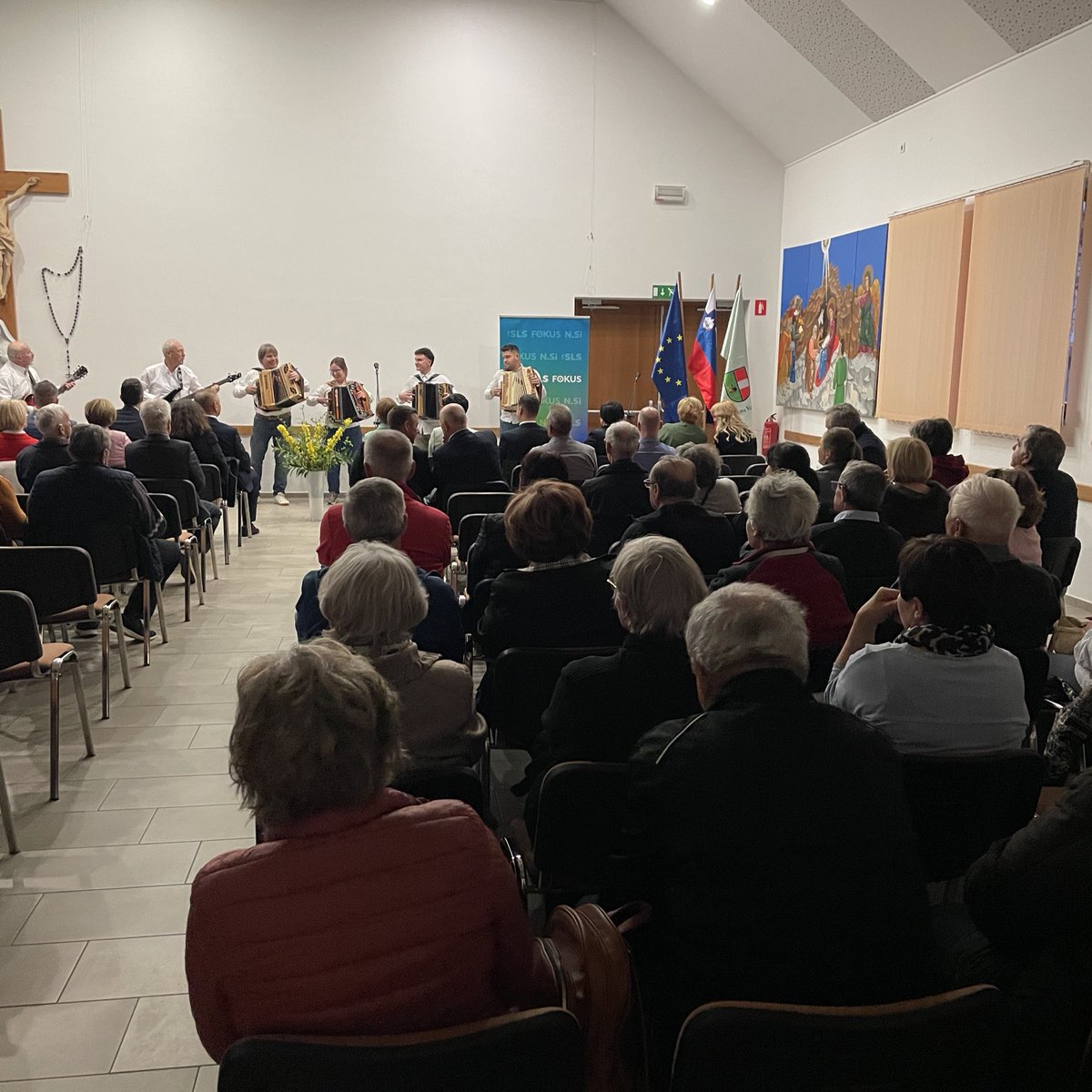 MatejTonin's tweet image. Skupna lista #NSi #SLS #Fokus bo največje presenečenje teh volitev. Nobena anketa ne more izmeriti energije, upanja in zanosa, ki ga čutimo na terenu.

Z dobrim rezultatom bomo odločilno prispevali k oblikovanju nove desno-sredinske vlade. 

Nataša Brežnik in Slaviša Golinac,