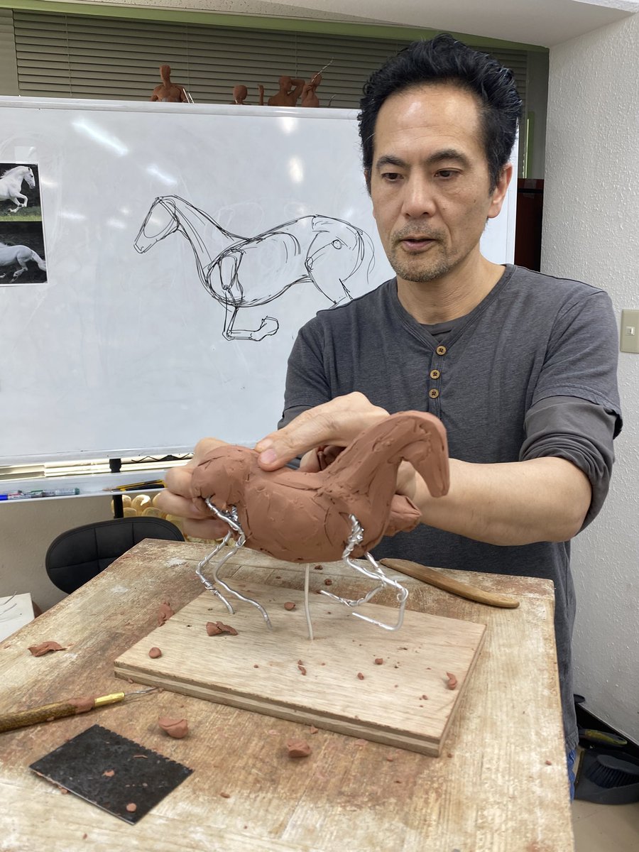 🐎動物クイッククラス　1日目🐎
 今回のクラスでは
『アニマル・モデリング 動物造形解剖学 増補改訂版』(玄光社)
に掲載されている『馬』の制作過程とは
異なる進め方で指導しています✨

作り方は1つではなく色々なアプローチの仕方があるというのが
受講生の方には実感いただいてるかと思います☺️