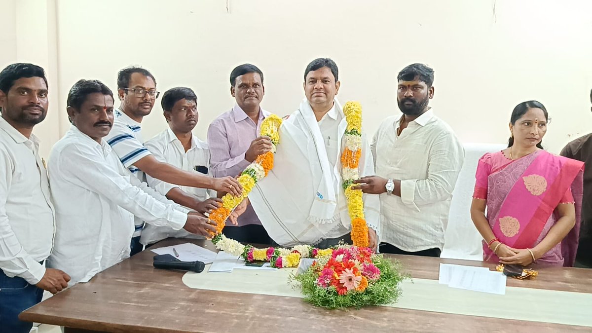 MC_Jammikkunta's tweet photo. Jammikunta Municipality achieving 100% tax collection,the Municipal Chairman Commissioner and Ward Officers were felicitated.Thank you to all the people of Jammikunta who contributed to achieving 100%tax collection 
@tksreedevi 
@cdmatelangana @TelanganaCMO 
@Collector_KNR https://t.co/EXH7ApvHnM