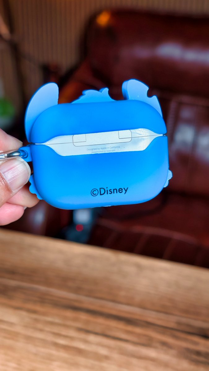 gogiinc's tweet image. Apple AirPods are now officially protected by Stitch. 

Cute? Yes...
Impossible to ignore? Absolutely..

#AirPods #Disney #Stitch